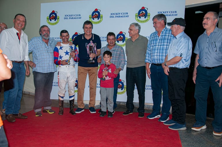 Turf: Premios especiales quedaron en las patas de Invencible y Mr. Danger