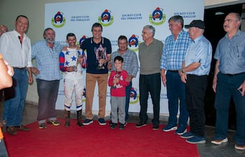 Invencible del stud Las Rosas se impuso en el premio especial homenaje al "Cap. Juan Bautista González Flores", una de las principales del domingo pasado.