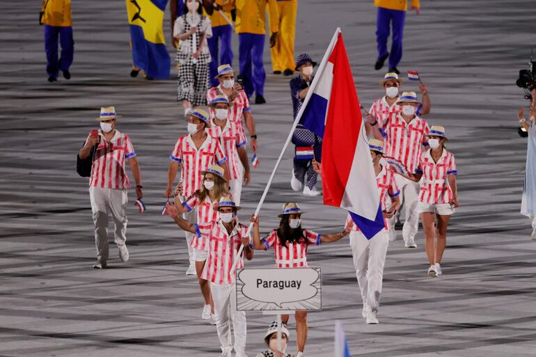 Representantes de la delegación de Paraguay desfilan durante la ceremonia inaugural de los Juegos Olímpicos de Tokio 2020 en el Estadio Olímpico.  