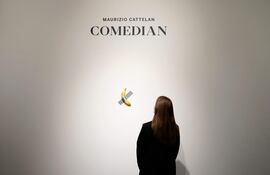 El plátano "Comedian", pintado con cinta adhesiva, del artista visual italiano Maurizio Cattelan. Un visitante "comió" el plátano que formaba parte de la obra valorada en varios millones de euros y presentada en la exposición "Dimanche sans fin" en el Centro Pompidou de Metz, según informó el museo el 18 de julio de 2025.