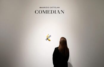 El plátano "Comedian", pintado con cinta adhesiva, del artista visual italiano Maurizio Cattelan. Un visitante "comió" el plátano que formaba parte de la obra valorada en varios millones de euros y presentada en la exposición "Dimanche sans fin" en el Centro Pompidou de Metz, según informó el museo el 18 de julio de 2025.