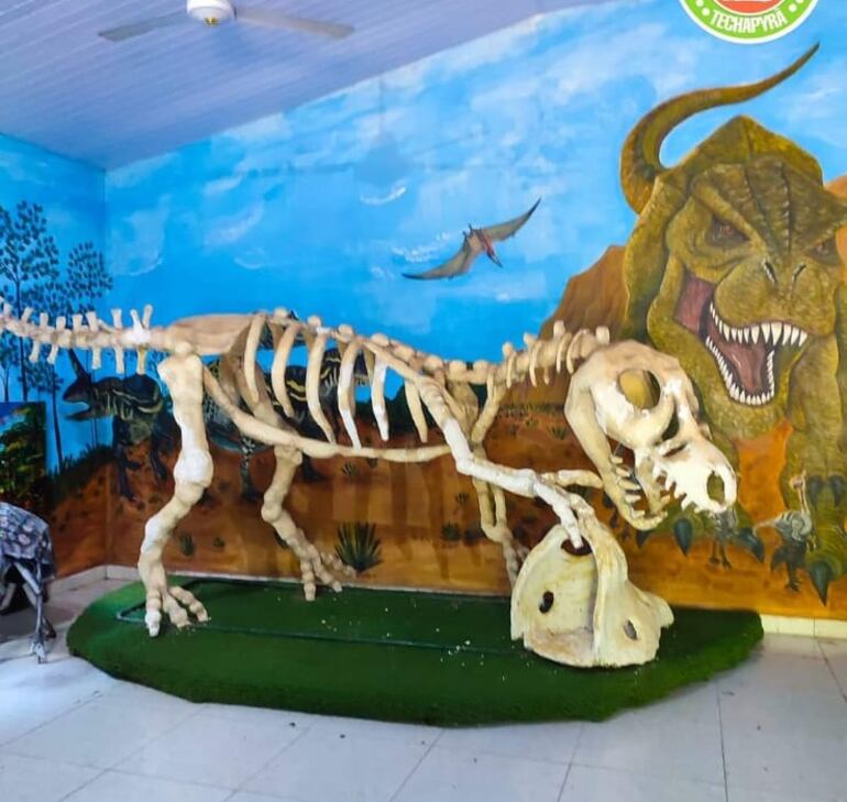 La figura esquelética de un dinosaurio en  Techapyrã.