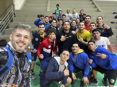 El entrenador y jugadores de la selección paraguaya que disputará el repechaje, desde mañana.