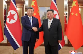 El presidente chino Xi Jinping (a la izquierda) y el líder norcoreano Kim Jong-un ayer en Pionyang.