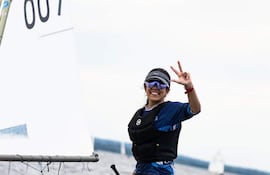 Elisa Núñez festeja señalando el tricampeonato con los dedos. La excelente regatista del Mbiguá, de solo 14 años tiene gran futuro.