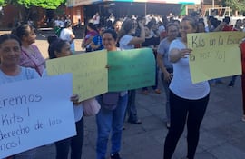 Mamás de la Escuela Básica N° 707 de Itauguá, protestaron hoy ante la falta de kits escolares del MEC.