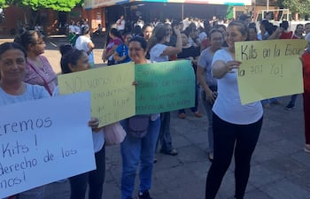 Mamás de la Escuela Básica N° 707 de Itauguá, protestaron hoy ante la falta de kits escolares del MEC.