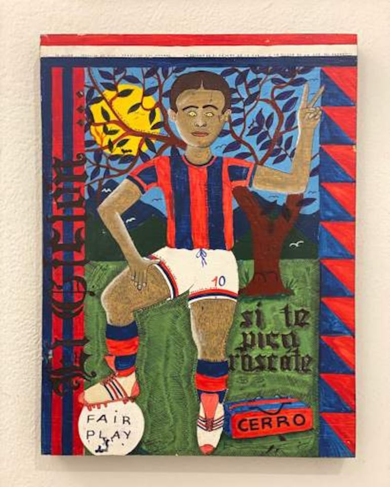 Jugador de fútbol de Cerro Porteño con camiseta azul y roja, en postura activa, bajo un árbol y un sol radiante.