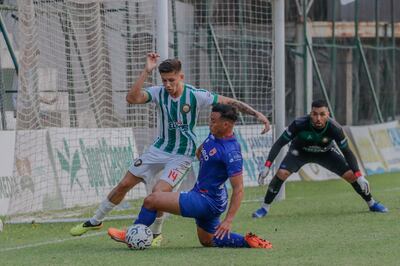 Walter Pacheco presiona la salida de Emiliano Caballero, mientras el portero Éver Caballero observa. (Foto: APF)