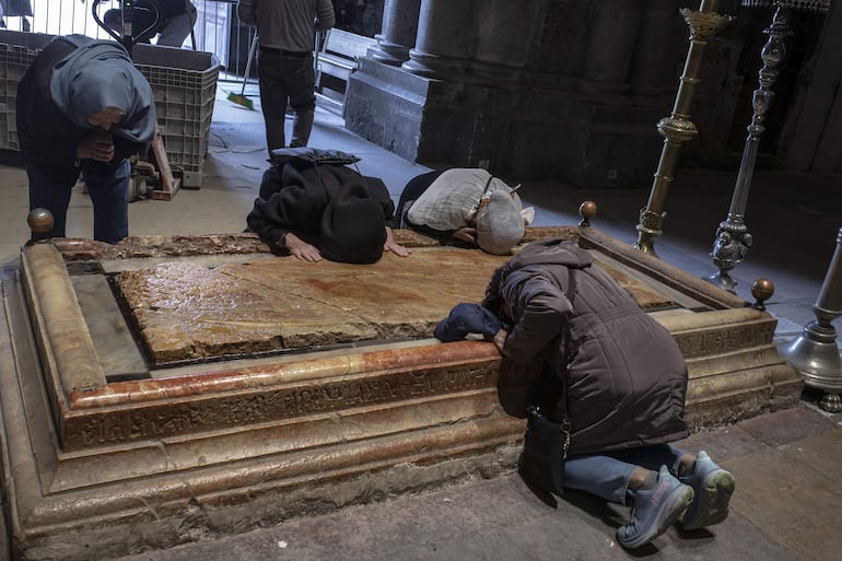 Fieles rezan en la Basílica del Santo Sepulcro, el lugar más sagrado para el Cristianismo.