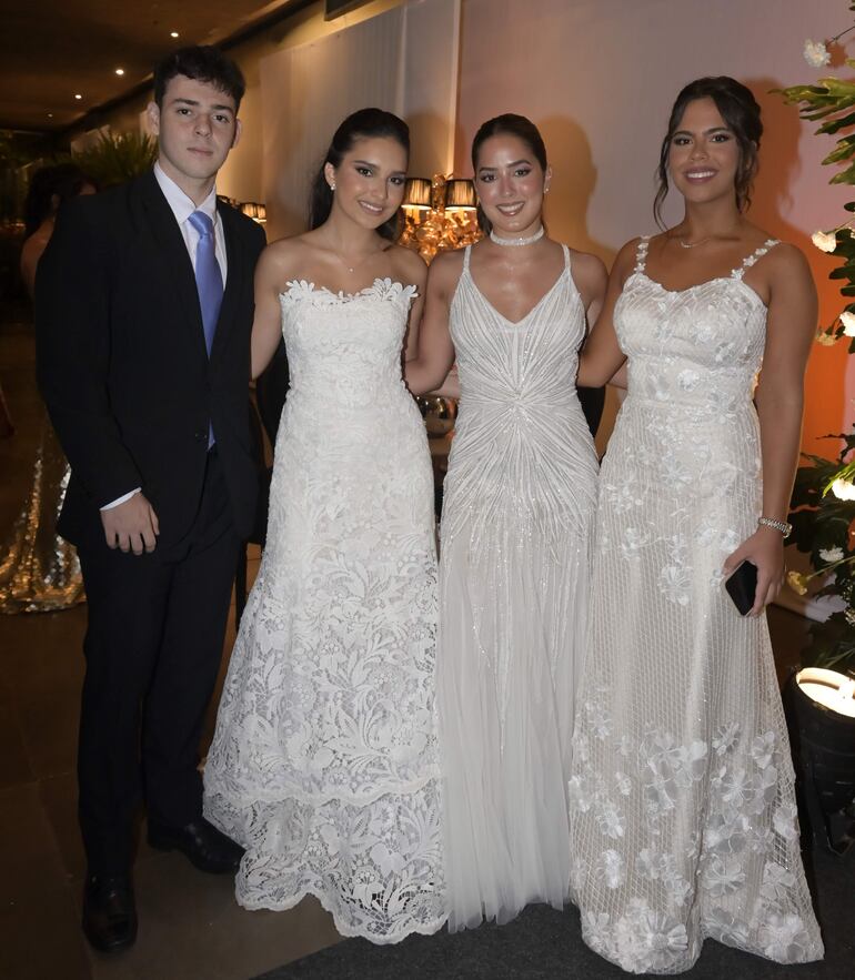 Santiago Lacarrubba, Liana Serrati, Adriana Korpershoek y Daniela Amarilla.