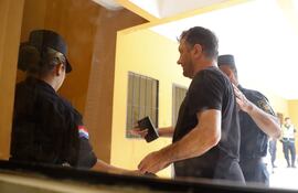 Fotografía ilustrativa: el senador argentino Edgardo Kueider acompañado por agentes de la Policía Nacional.