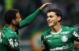 El paraguayo Ramón Sosa (d), futbolista de Palmeiras, celebra un gol en el partido frente a Jacuipense por la quinta ronda de la Copa de Brasil en el Allianz Parque, en São Paulo, Brasil.