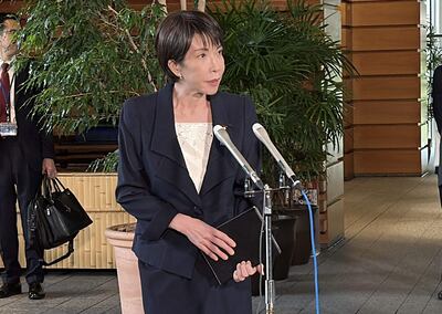 La primera ministra de Japón, Sanae Takaichi, responde a las preguntas de los periodistas tras el lanzamiento de un misil norcoreano en su despacho en Tokio el 22 de octubre de 2025.