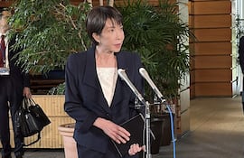 La primera ministra de Japón, Sanae Takaichi, responde a las preguntas de los periodistas tras el lanzamiento de un misil norcoreano en su despacho en Tokio el 22 de octubre de 2025.