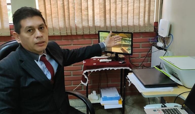 El director general, José Bonifacio Miñarro, muestra el aparato de internet de su sala, que es producto de la autogestión.