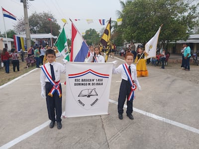 Escolares de la escuela Domingo Martínez de Irala en el desfile de homenaje a la comunidad.