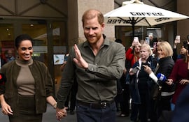 El príncipe Harry de Gran Bretaña y Meghan, duques de Sussex, salen tras su visita al Museo Nacional de Arte de Veteranos de Australia (ANVAM) en Melbourne, Australia. (EFE/EPA/JOEL CARRETT)