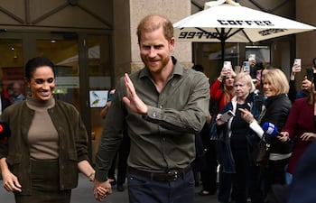 El príncipe Harry de Gran Bretaña y Meghan, duques de Sussex, salen tras su visita al Museo Nacional de Arte de Veteranos de Australia (ANVAM) en Melbourne, Australia. (EFE/EPA/JOEL CARRETT)
