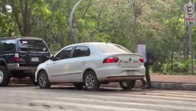 El rodado estacionado, frente a un colegio privado de Ciudad del Este, ubicado sobre la avenida del Lago.