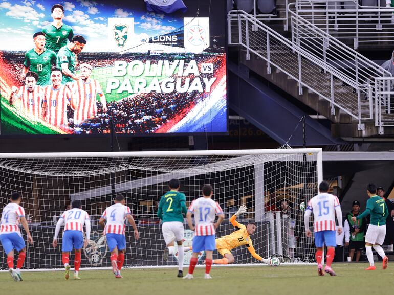 El portero de Paraguay, Gastón Olveira se lanza sobre su costado izquierdo para tapar la ejecución penal del extremo de Bolivia, Miguel Terceros. (Foto: @Albirroja)