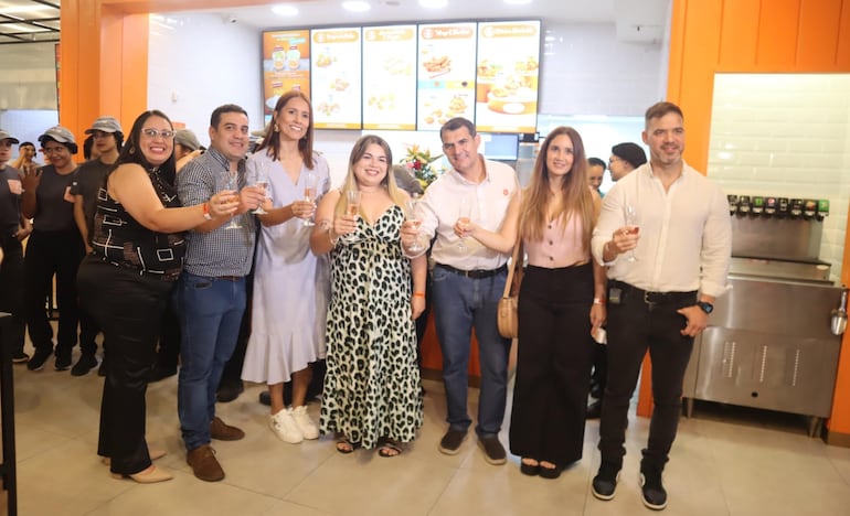 Con entusiasmo, los directivos inauguraron el nuevo local, celebrando la expansión de la marca y la oportunidad de acercar su famoso sabor a más personas.