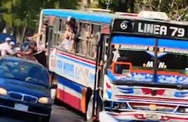 Imagen captada tras el choque en cadena, en el que se ve a los barrabravas de Olimpia aterrorizando desde el bus a los conductores afectados.