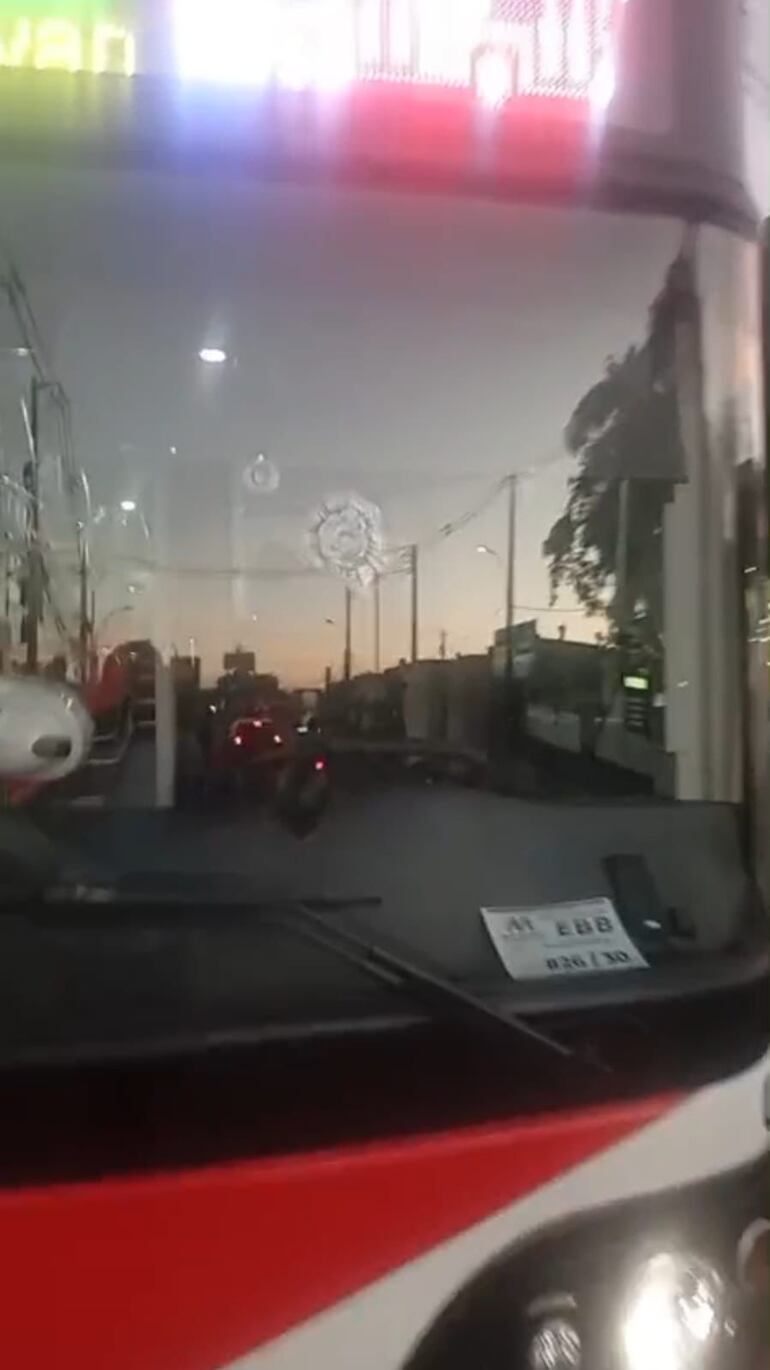 Una de las unidades de los buses eléctricos donados por Taiwán también recibió un ataque.