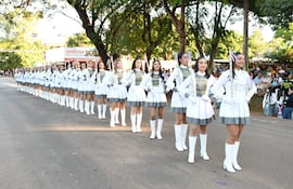 Alumnos de diferentes instituciones de Choré rindieron su homenaje a la Patria y a las madres por el doble acontecimiento