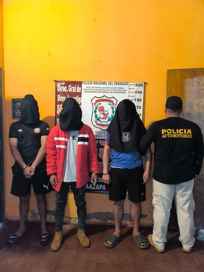 Caen sospechosos de robar vehículos a policías en Coronel Oviedo.