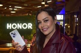 Larissa Riquelme estuvo en el lanzamiento del HONOR 400, que combina diseño elegante con innovación tecnológica.