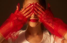 La cantante Ariana Grande en una fotografía que ilustra la portada de su nuevo álbum "Eternal sunshine".