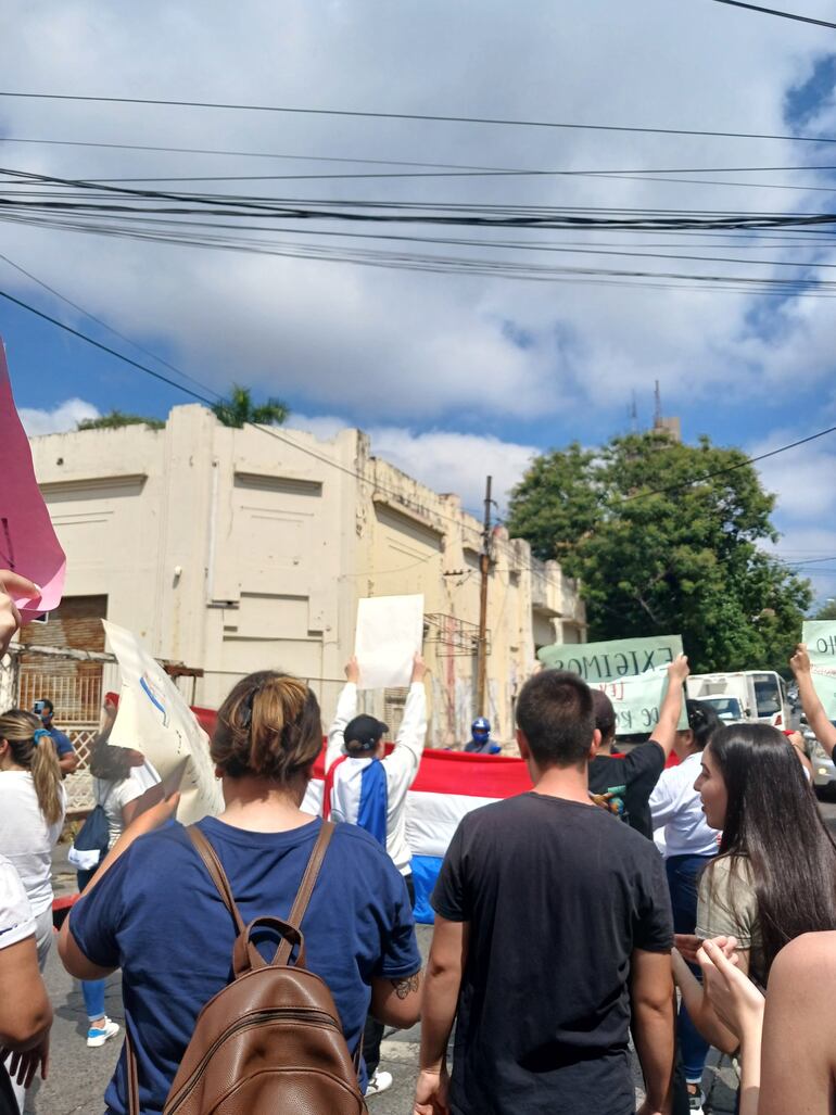 Manifestantes de la Faculta de Odontología cerraron la avenida España en protesta contra la ley "Hambre cero".