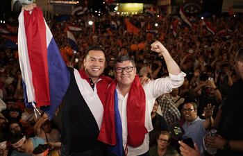 Miguel Prieto y Dani Pereira Mujica celebran la victoria del segundo en las elecciones municipales de Ciudad del Este.