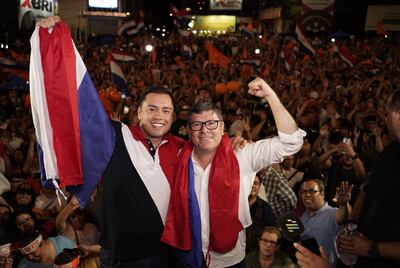 Miguel Prieto y Dani Pereira Mujica celebran la victoria del segundo en las elecciones municipales de Ciudad del Este.