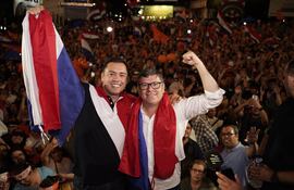 Miguel Prieto y Dani Pereira Mujica celebran la victoria del segundo en las elecciones municipales de Ciudad del Este.