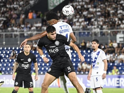 Kevin Parzajuk (16), futbolista de Olimpia, pelea por el balón en el partido frente a Sportivo Ameliano por la Copa Sudamericana 2024 en el estadio Defensores del Chaco, en Asunción.