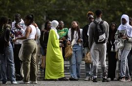 Una joven utiliza la prenda musulmana abaya (C) en Nantes, Francia. El país, que aplica una educación laica, prohibe acudir a los institutos con abaya o qamis. (AFP)