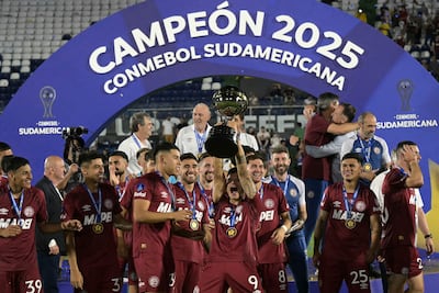 El delantero de Lanús, Walter Bou, levanta el trofeo tras ganar el partido final de fútbol de la Copa Sudamericana entre el Lanús de Argentina y el Atlético Mineiro de Brasil en el estadio Defensores del Chaco, en Asunción.