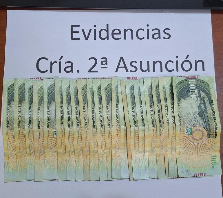 El dinero en efectivo robado que fue recuperado por la Policía.