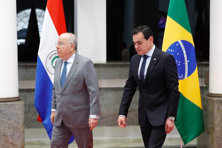 El ministro de Relaciones Exteriores de Brasil, Mauro Vieira (i), junto al ministro de Relaciones Exteriores de Paraguay, Rubén Ramírez (d) este lunes, a su llegada a la cancillería de Paraguay, en Asunción (Paraguay). 