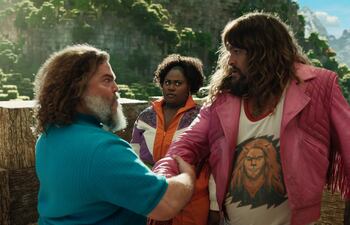 Jack Black, Danielle Brooks y Jason Momoa en una de las escenas de "Una película de Minecraft".