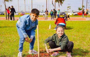 Estudiantes plantaron 400 nuevos árboles en Encarnación