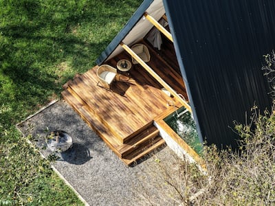 El complejo de glamping estrena sus cabañas en un entorno natural privilegiado a 70 kilómetros de Asunción.