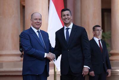 El presidente de Paraguay, Santiago Peña (d), saluda al príncipe Alberto II de Mónaco durante su llegada al Palacio de López este lunes, en Asunción (Paraguay). 