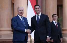 El presidente de Paraguay, Santiago Peña (d), saluda al príncipe Alberto II de Mónaco durante su llegada al Palacio de López este lunes, en Asunción (Paraguay).