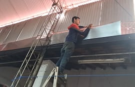 Operarios inician mejoras en el Mercado Municipal de Carapeguá.