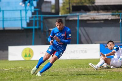 El pasito de Wilfrido Báez luego de anotar el tercer tanto de Independiente, ante el lamento de Víctor Fernández. APF