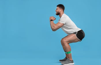 Hombre entrenando tren inferior en el gimnasio.