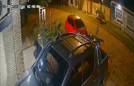 A las 2 y 48 de la madrugada se bajó el supuesto asesino de María Fernanda Benítez para ocultarse en el deposito de su suegro.